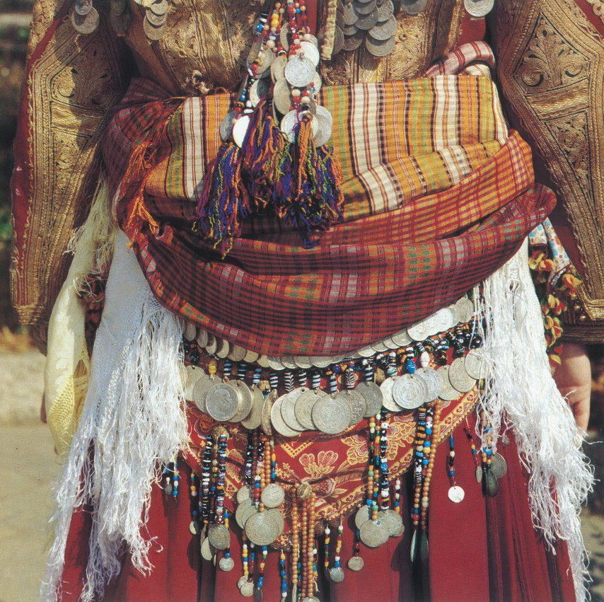 Пурпурот во Македонската народна носија